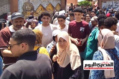 طلاب الثانوية العامة شعبة علمي رياضة يؤدون امتحان مادة الرياضيات البحتة