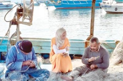 صيادون خلال تجهيز شباك الصيد